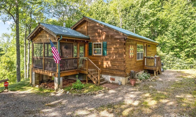 Cranberry Falls Cabina | Cozy Mountain Cabin - Amazing View! Central heat/AC, fireplace, firepit