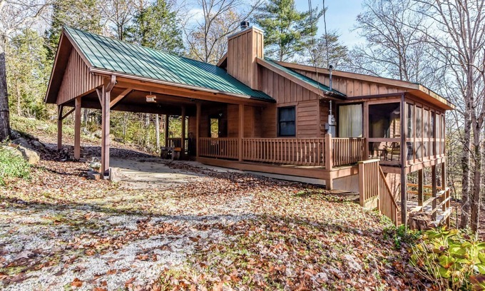 Townsend Cabina | Cozy Mountain Cabin! Features wood burning fireplace and semi-secluded .