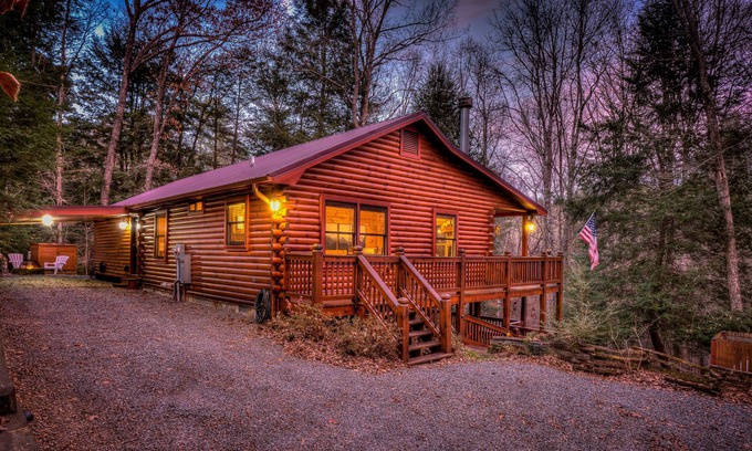 Hidden Lake Cabina | Cozy Mountain Cabin w/ hot tub + forest views