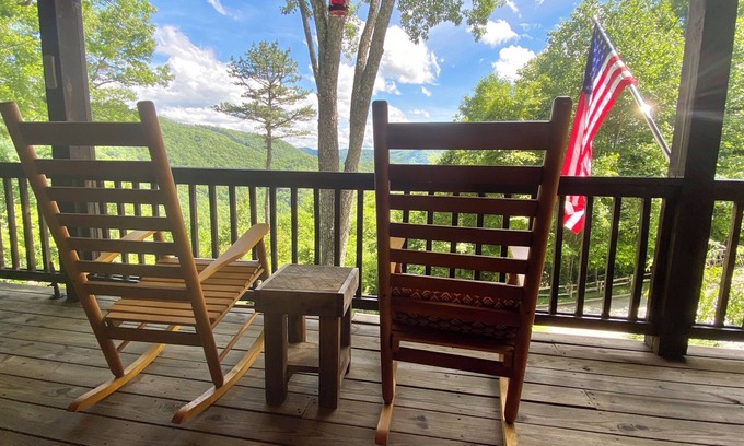 Tuckasegee Cabina | Smoky Mountain cabin –Stunning Views, Fire Pit, & 1.9 miles to boat put-in
