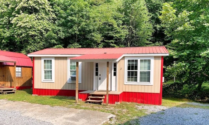 Northfork Cabina | Cozy Mountain Cabin within minutes to Hatfield McCoy and Outlaw Trails