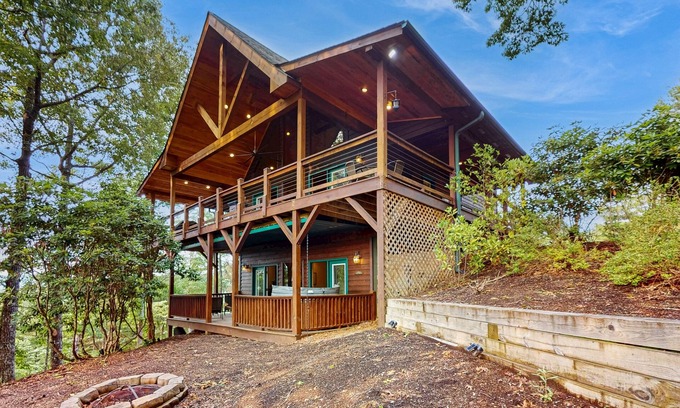 Murphy Casa | Cozy mountain cabin with hot tub, fire pit & stunning views