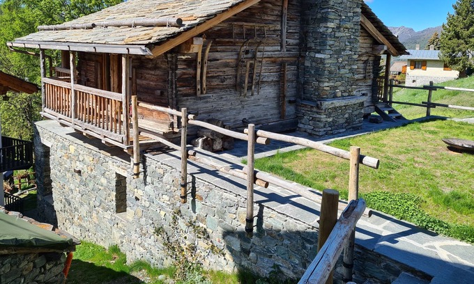 Corgnolaz Chalet De Esquí | Cozy mountain chalet, close to great hiking trails and ski slopes
