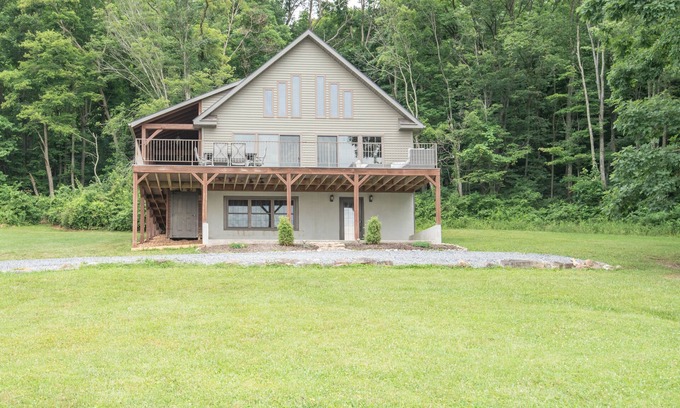 Everett Cabina | Cozy mountain escape/4 bdrm2bath/10mi to Bedford Springs/PickleBall & Basketball