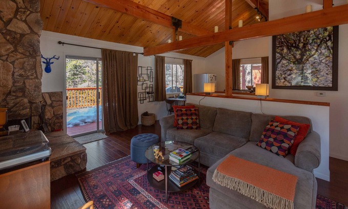 Arrowbear Lake Cabina | Cozy Mountain Getaway in Arrowbear Lake, minutes from ski resorts. Pet-Friendly!