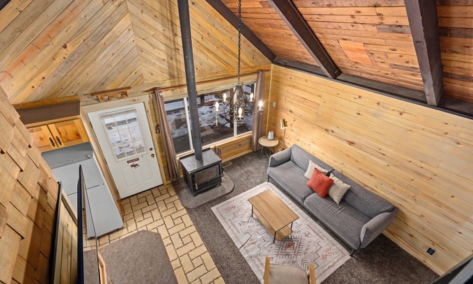 Snowbird Cabina | Cozy Mountain Hideaway w/ Wood Stove
