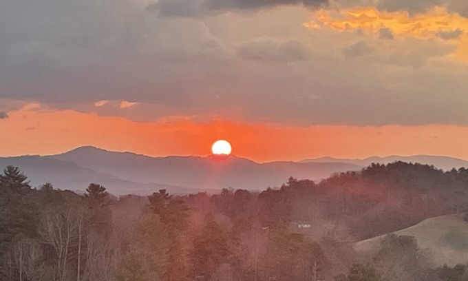 Leicester Casa | Cozy Mountain Home, Amazing Sunrises with a Hot Tub!