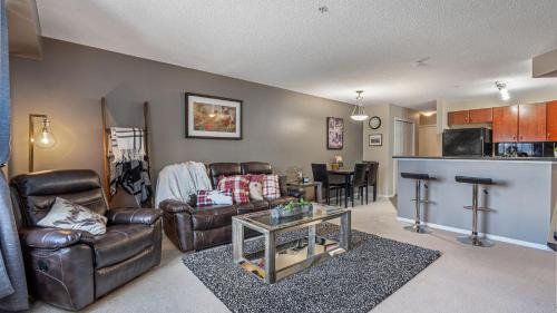 East Kootenay Casa | Cozy Mountain I Hot Tub & Pool I Close 2 Lake I TV