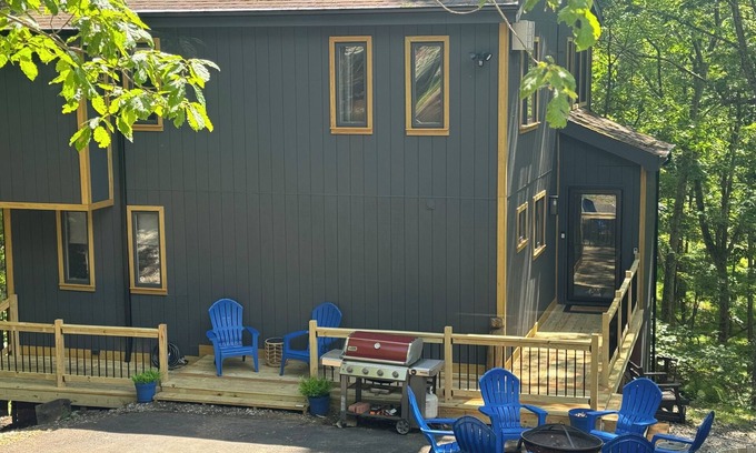 Bushkill Casa | Cozy Mountain Lodge, Pool Table, Back Deck, Fire pit. Pet Friendly!