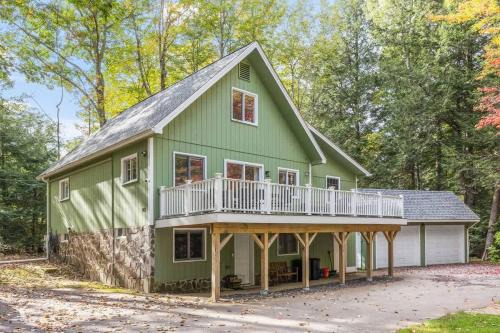Gilford Casa | Cozy Mountain Retreat Fireplace Deck Near Lakes