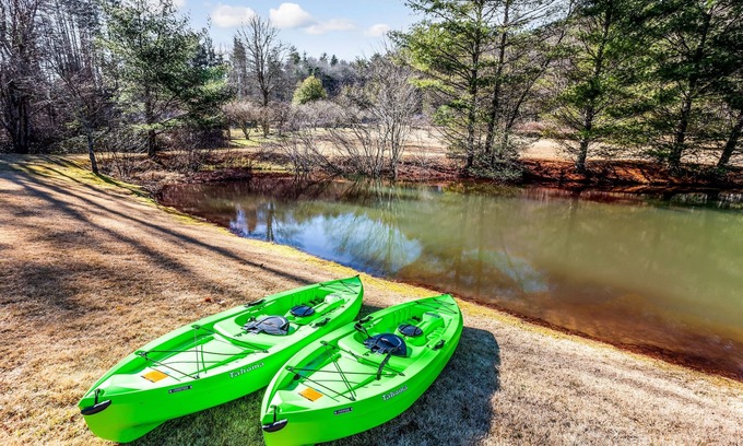 Cashiers Cabina | Cozy Mountain Retreat with Private Trails & Ponds