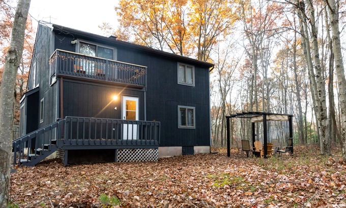 Briar Crest Woods Cabaña | Cozy Mountain Top Cottage! Unique Poconos Lake House with Fire Pit!