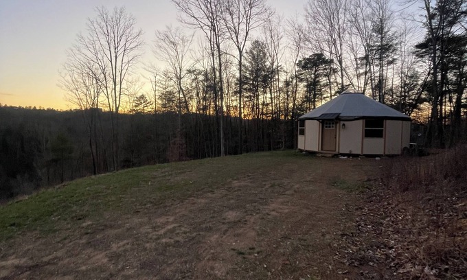 Marshall Cabaña | Cozy Mountain Yurt Retreat – in the Heart of Marshall, NC