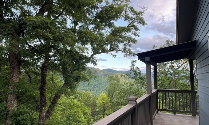 Scaly Mountain Cabaña | Cozy Mountaintop Cottage: Excellent Wi-fi, Beautiful Views, & New Stone Fire Pit