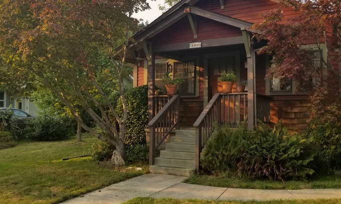 Mount Tabor Casa | Cozy Mt. Tabor Bungalow