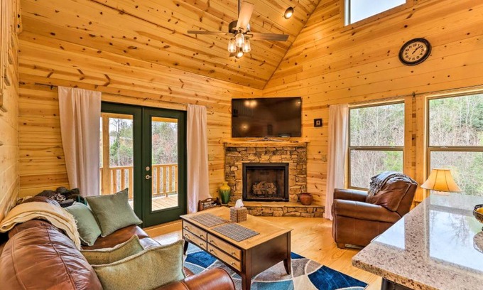 Murphy Casa | Cozy Mtn Cabin Spacious Deck and Forest Views!
