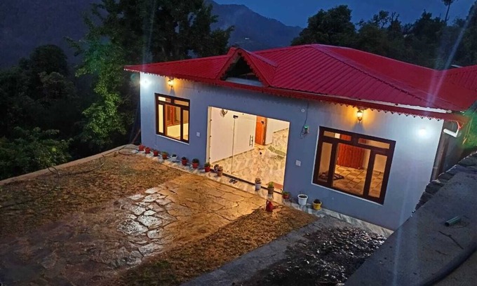 Mukteshwar Cama Y Desayuno | Cozy Mukteshwar homestay with Himalayan views and warm local hospitality.
