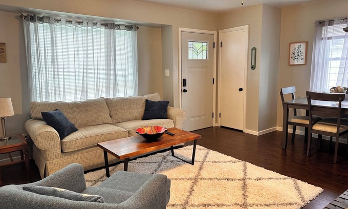 Toledo Casa | Cozy,near Zoo,UTMC,DT Toledo,Walk trail. Working travelers/families/dogs.