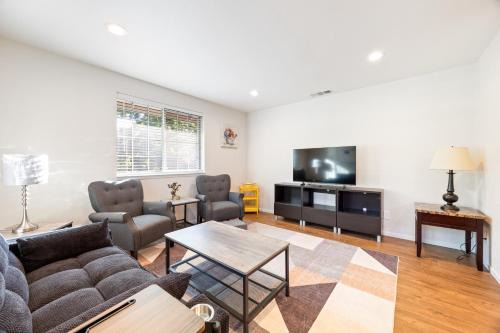 Southeastern Sacramento Casa | Cozy Nest Across the street from UC Davis Sacramento