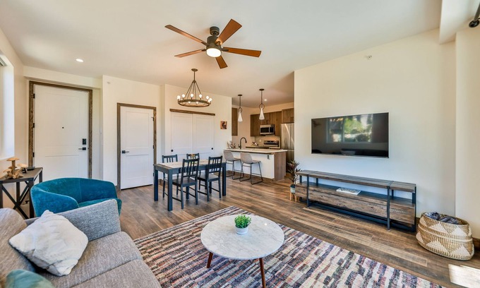 Fraser Condominio | Cozy NEW Condo w/ mt. views, close to Lift bus & heated garage