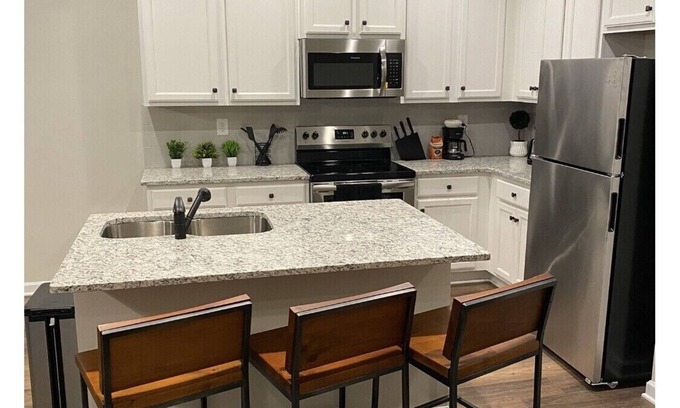 Riverdale Casa | **COZY New Home/Near AIRPORT/Quiet Neighborhood/Free Parking