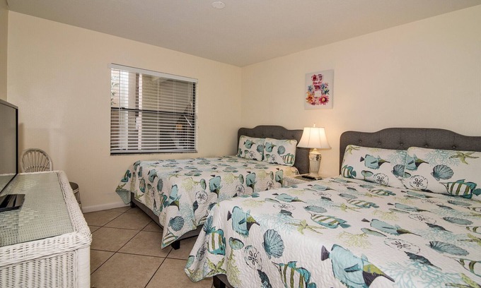 South Bradenton Apartamento | Cozy new kitchen Shorewalk condo close to img and beach