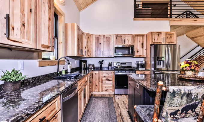 Eagle River Casa | Cozy NEW Lakefront Retreat on Pickerel Lake, FREE FIREWOOD, WIFI, CENTRAL AIR