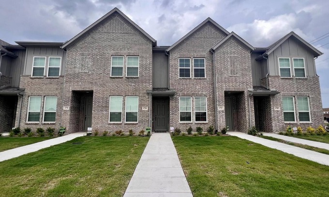 Haltom City Casa | COZY NEW MODERN TOWNHOME, GREAT LOCATION, PERFECT FOR BUSINESS OR LEISURE!