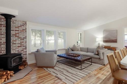 Northport Casa | Cozy & New - Walk to Lake Michigan & DT Northport