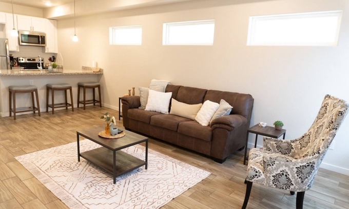La Grange Apartamento | Cozy, Newly-Built Townhouse in La Grange- Amazing location!
