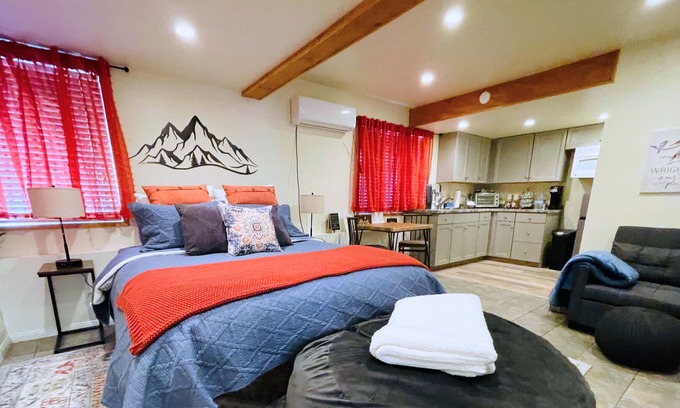 Wrightwood Apartamento | Cozy - Newly Remodeled Studio