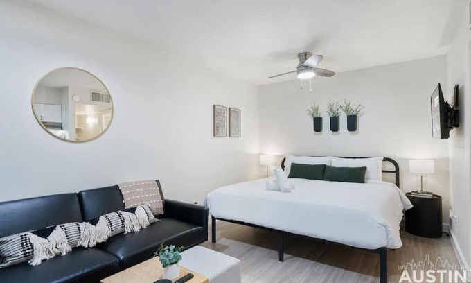 Hyde Park Apartamento | Cozy Newly Renovated King Sofa Bed and Smart TV