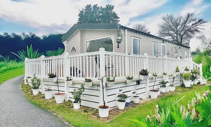 Newquay Cabina | Cozy Newquay Lodge With Private Hot Tub,