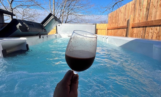 Riverview Cabina | Cozy, nordic guest house located in the heart of Riverview with swimspa.