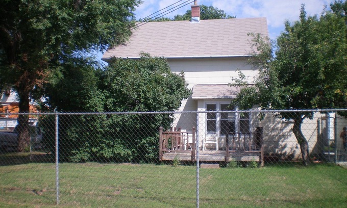 Minot Casa | Cozy Nostalgic 2 bedroom, 1 1/2 Bath 2 Story Home With fence, deck & garage.