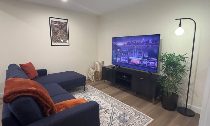 Calgary Casa | Cozy NW Calgary Suite| 15 mins to Airport| 25min to Downtown| 1 hr to Banff