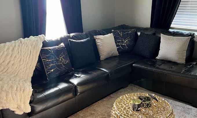 Westwood Casa | Cozy Oasis – Stylish, Spacious 4-Bedroom with Private Parking Lot