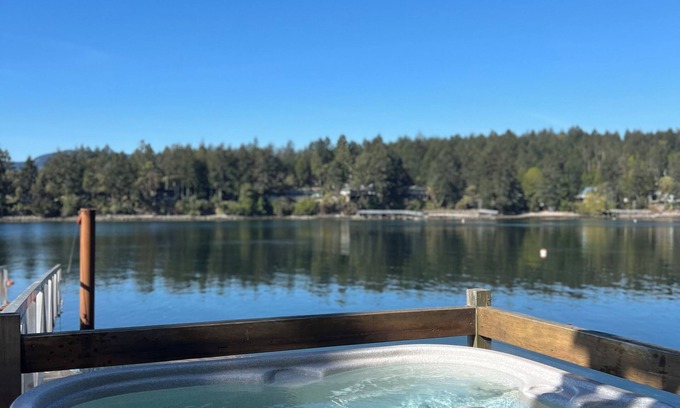 Long Harbour Casa | Cozy Oceanfront Paradise: Hot Tub, Sauna & Private Dock – 5 Min to Town!