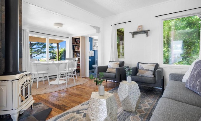 Depoe Bay Casa | Cozy Oceanfront Cottage Located on Pirate Cove