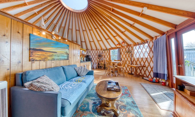 Bay City Casa | Acogedora, frente al mar, yurta para perros con bañera de hidromasaje privada