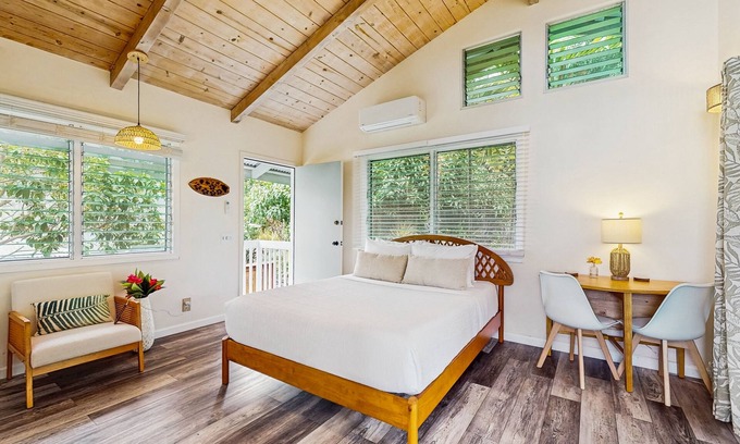 Kailua-Kona Apartamento | Cozy ohana studio with lush landscaping, lanai with ocean views, gazebo, firepit