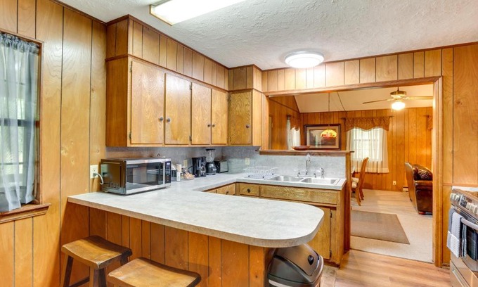 Davis Casa | Cozy Oklahoma Retreat with Patio, Fire Pit and Grill!