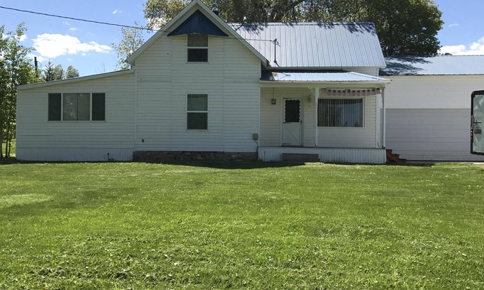 St. Charles Casa | cozy older home for rent very close to the north beach of Bear lake
