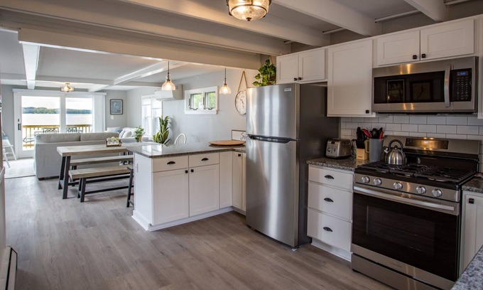 Seneca Falls Casa | Cozy on Cayuga: "Lakeside Wine Country Dream Home!"