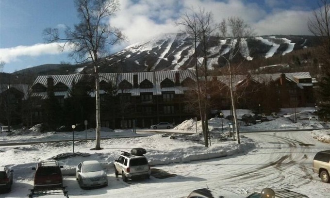 Carrabassett Valley Apartamento | Acogedor ~ EN LIFT ~ Estudio ~ Vistas de Sugarloaf ~ ¡Camina hacia todo!
