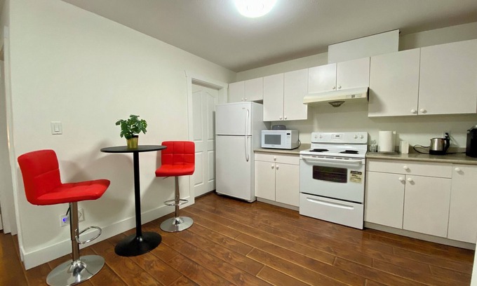 Newton Casa | Cozy One Bed Suite With Private Entire