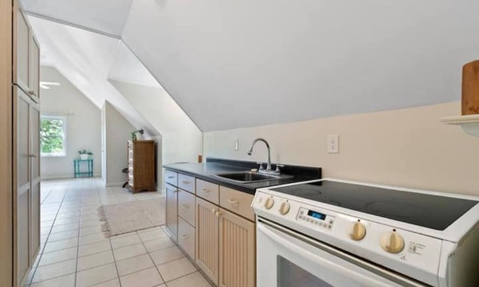 Moore Haven Apartamento | Cozy open concept above garage apartment. 4 beds. Cottage Kitchen.