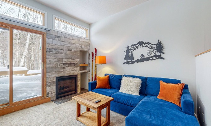 Waitsfield Condominio | Cozy open-concept condo, close to ski resorts, balcony, pool, tennis, sauna