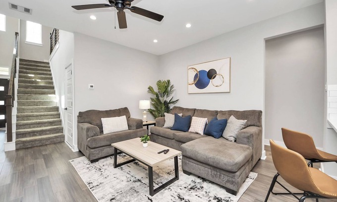Clodine Casa | Cozy Paradise W/ Gameroom - Sleeps 8 - King Bed