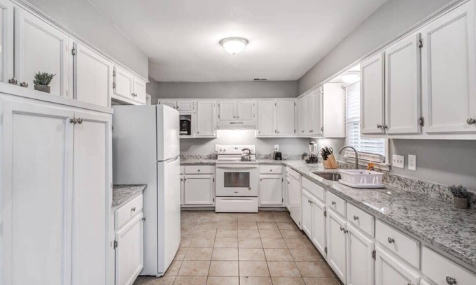 Cordova Casa | Cozy Patio, Mins to Downtown! Cordova Colonial
